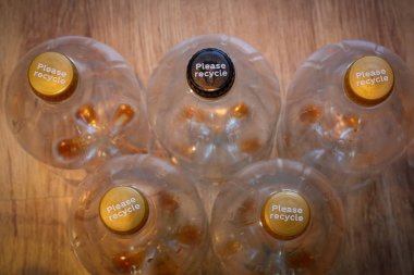 Üstten çekilen plastik şişe kapakları lütfen metni geri dönüştür