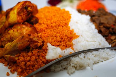 Kızarmış tavuk ve kırmızı pirinç türkçe yemek mutfağı.