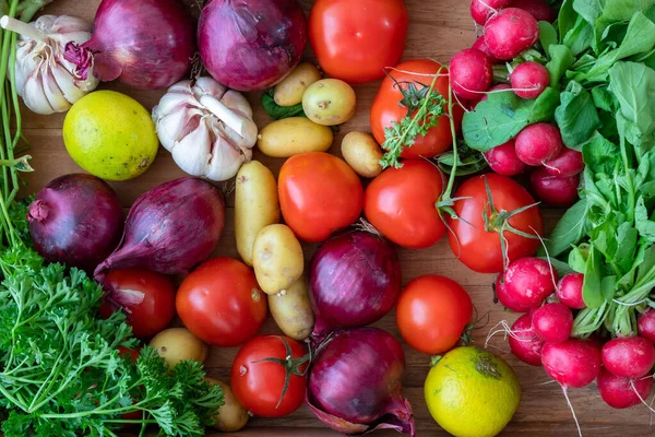 Verduras arriba imagen de cerca, cebolla de rábano ajo perejil tomates patatas de limón —  Fotos de Stock