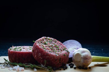 Çiğ organik biftek tartar burger köftesi soğan, sarımsak, kekik, biber ve himalaya kristal tuzu
