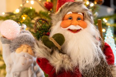 Noel Baba kuklası Noel süsü ve ışıklarıyla