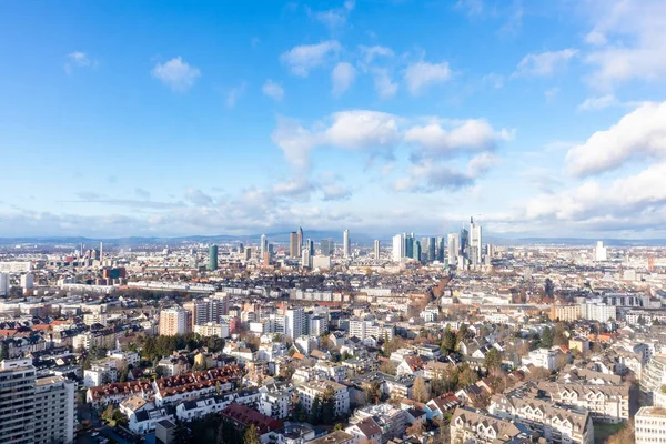 Frankfurt şehrinin ufuk çizgisi geniş açı görüntüsü şehirlerin yüksek ticari binalarını gösteriyor