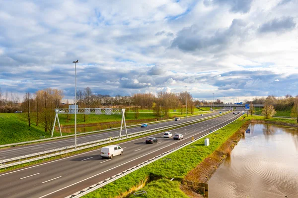 Prachtige Europese snelweg landschape groothoek schot luchtfoto uitzicht — Stockfoto