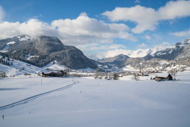 Gstaad kış köyünde bir yol. 