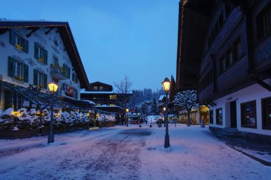 Kış zamanı Gstaad gezinti güvertesi