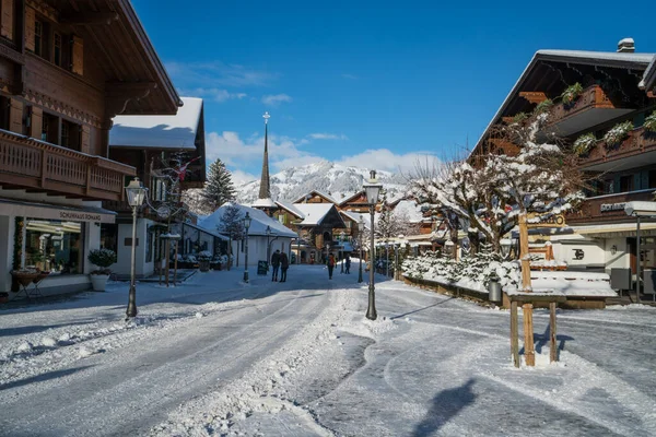 Promenade de Gstaad en hiver Image En Vente