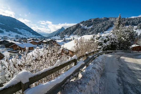 Ένας δρόμος στο χειμερινό χωριό Gstaad — Φωτογραφία Αρχείου