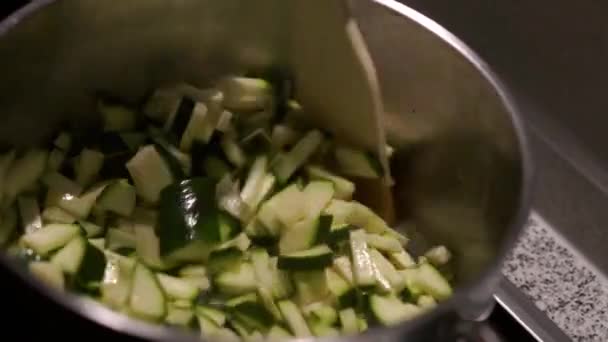 Mixing chopped zucchini in a pan — Stock Video