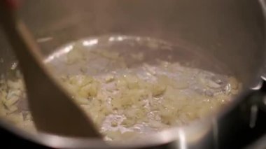 Buhar dolu bir tavada kızartılmış soğan.