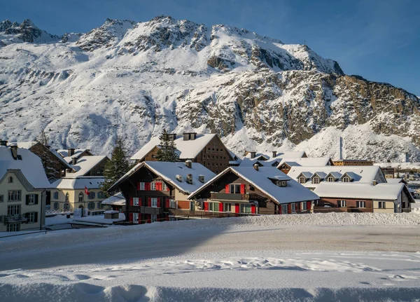 Casas en la pintoresca estación de esquí de Andermatt — Foto de Stock