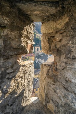 Castelgrande 'nin taşlı duvarında çapraz pencere