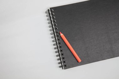 Siyah sketchbook ve kalemler