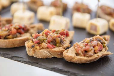 Karanlık ekmek ile sebze yemek