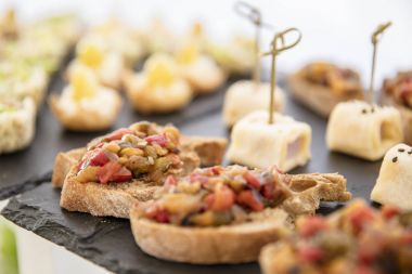 Karanlık ekmek ile sebze yemek