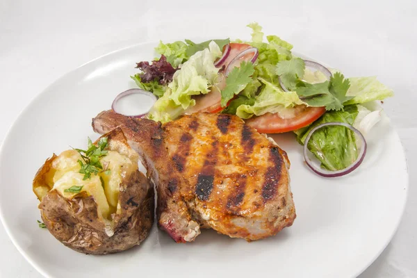 Fırında patates ve taze salata ızgara biftek