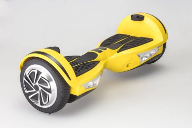 Beyaz zemin üzerine sarı gyroscooter