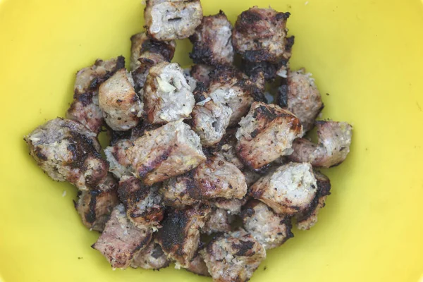 sarı bir tabak ızgara et