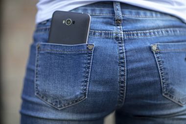 cep telefonu arka cebinde