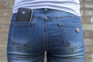 cep telefonu arka cebinde