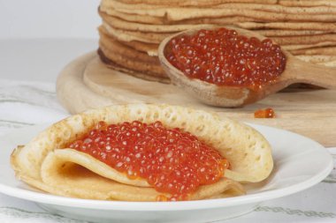 Havyar krep üzerinde kırmızı balık