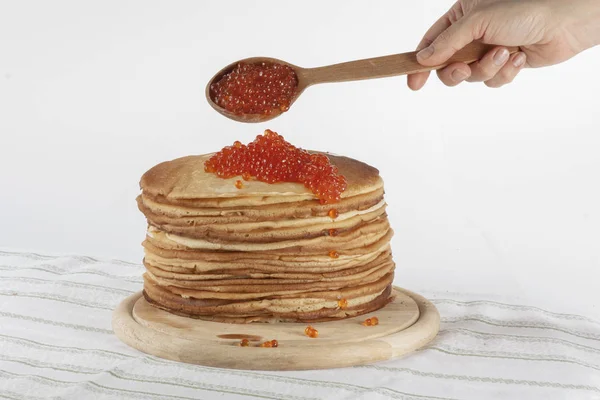 Havyar krep üzerinde kırmızı balık