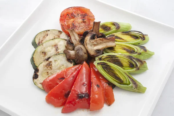 Un plato con una variedad de verduras a la parrilla — Foto de Stock
