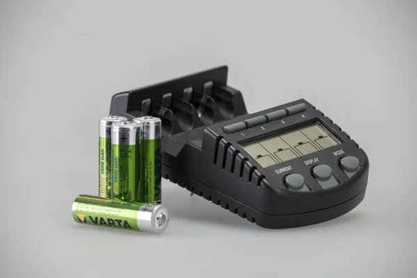 Batteries next to the charger — Stock Photo, Image