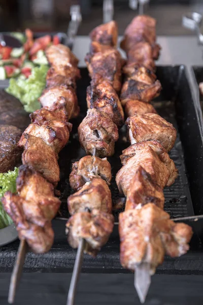 Shashlik de porco em espetos — Fotografia de Stock