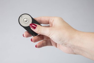 genç bir kızın elinde siyah uzak makinanızın