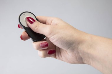 genç bir kızın elinde siyah uzak makinanızın