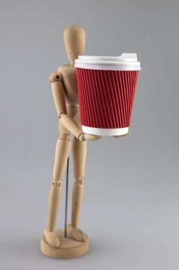 kağıt bardak olan ahşap oyuncak bebek