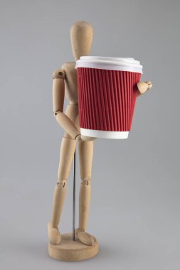 kağıt bardak olan ahşap oyuncak bebek