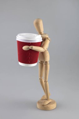 kağıt bardak olan ahşap oyuncak bebek