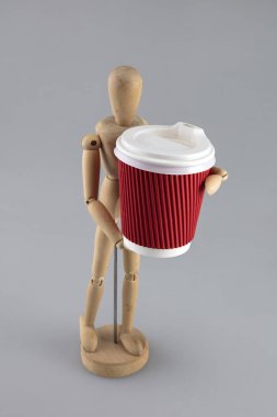 kağıt bardak olan ahşap oyuncak bebek