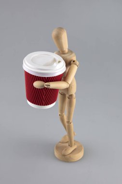 kağıt bardak olan ahşap oyuncak bebek