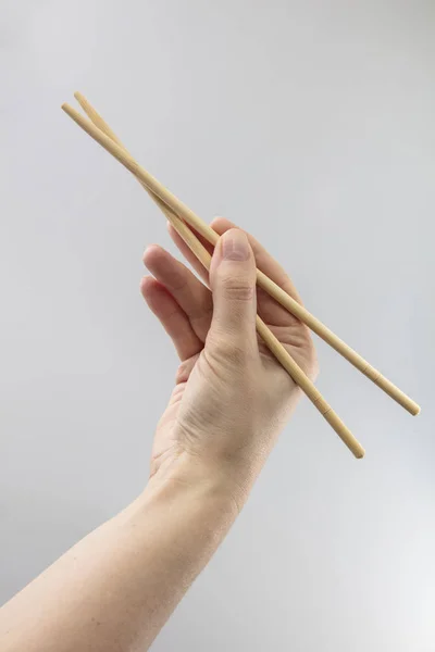 Bambu çubuk suşi için tutan kız