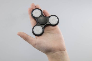 Çocuk bir siyah plastik spinner tutuyor