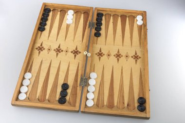 Siyah ve beyaz cips ve zar tavla oyunu