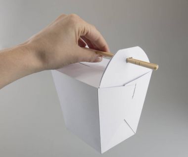 bir kız için yemek Wok elinde çubuk şeklinde kulplu mock-up kutular