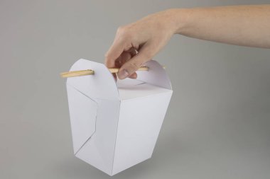 bir kız için yemek Wok elinde çubuk şeklinde kulplu mock-up kutular