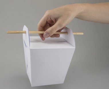 bir kız için yemek Wok elinde çubuk şeklinde kulplu mock-up kutular