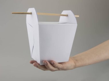 bir kız için yemek Wok elinde çubuk şeklinde kulplu mock-up kutular