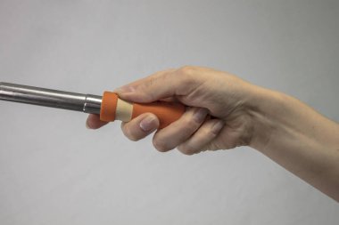 selfie-monopod ile kızın elinde siyah cep telefonu