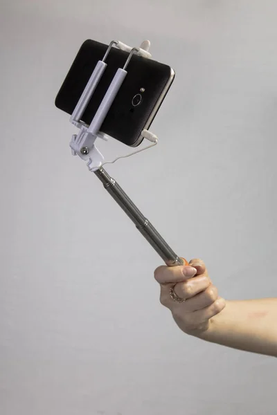 Selfie Monopod Con Teléfono Móvil Negro Mano Chica — Foto de Stock