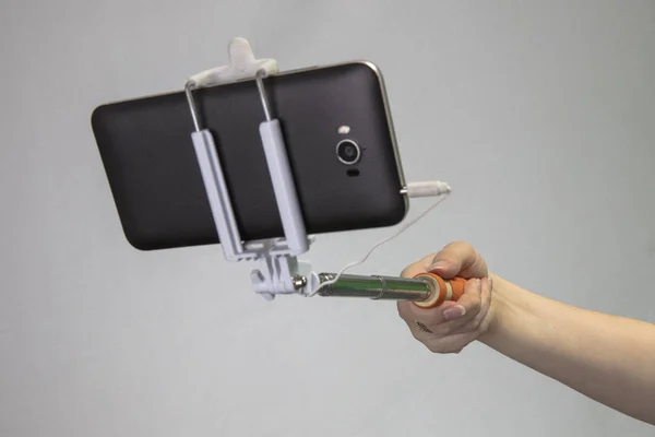 Selfie Monopod Met Een Zwarte Mobiele Telefoon Hand Van Het — Stockfoto