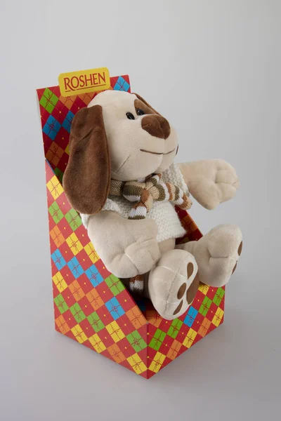 Новогодняя Подарочная Коробка Шоколадных Конфет Плюшевая Собака Кондитерской Фабрики Roshen — стоковое фото