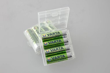 özel bir kutu içinde birkaç pil