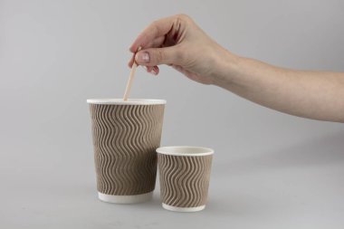 Sıcak içecekler için oluklu Kupası bir el tarafından düzenleniyor