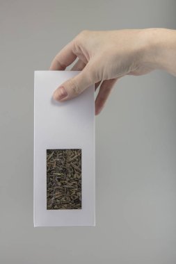 bir kadının elinde çaya mockup kutusu