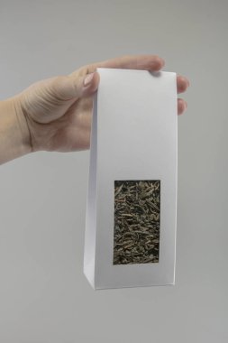 bir kadının elinde çaya mockup kutusu